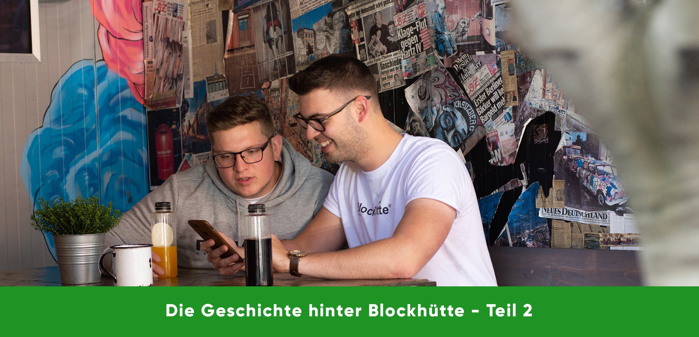 Nils und Malte, die Gründer von Blockhütte Edelstahl gemeinsam an einem Tisch lachend